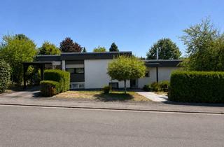 Haus kaufen in 66424 Homburg, Stilvoller, freistehender Flachdach-Bungalow in Homburg: 180 m² Wohnfläche, Garage & großer Garte