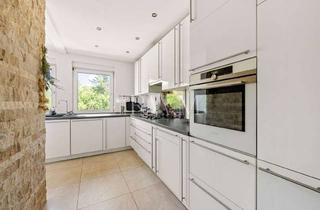 Anlageobjekt in 70439 Zuffenhausen, Hochwertig renovierte 5,5-Zimmer-Wohnung mit Balkon in grüner Umgebung (Stuttgart-Zuffenhausen)