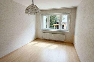 Wohnung kaufen in 90439 Nürnberg, Handwerker aufgepasst! Renovierungsbedürftige 2-Zi.-Wohnung mit Balkon! Leerstehend