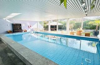 Einfamilienhaus kaufen in 24161 Altenholz, Altenholz: Private Schwimmhalle mit außergewöhnlichem Einfamilienhaus und ruhiger Gartenoase
