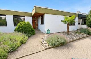 Haus kaufen in 67067 Rheingönheim, Wohnen auf einer Ebene - mit Indoor-Pool und Doppelgarage