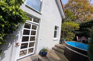 Wohnung kaufen in 51429 Bergisch Gladbach, Traumhafte Maisonette mit eigenem Garten, Pool und Dachterrasse in begehrter Lage von Moitzfeld