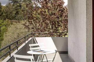 Wohnung kaufen in 61476 Kronberg, 60's Terrassenwohnung mit Weitblick, Garage, moderner EBK & Designer-Tageslichtbad im Musikerviertel