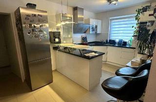 Wohnung mieten in Am Sonnenhang 36, 51381 Lützenkirchen, Attraktive möblierte 3-Zimmer-Wohnung mit Einbauküche, Balkon im Grünen & Tiefgarage