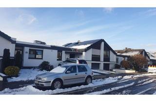 Reihenhaus kaufen in 47877 Willich, Modernisiertes Maisonette-Reihenhaus mit PV-Anlage, Marmorbad & Sommergarten
