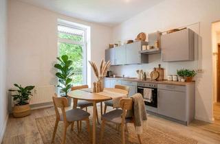 Wohnung kaufen in Borwinstraße, 18057 Kröpeliner Tor-Vorstadt, Erstklassige 2-Zimmer-Altbauwohnung mit grünem Südbalkon. PROVISIONSFREI!!