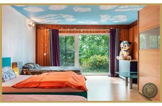 Haus kaufen in 91583 Schillingsfürst, Villenartiges Anwesen in Panoramalage – 3 Wohneinheiten, Sauna und Innenpool