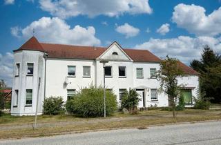 Haus kaufen in 19357 Karstädt, Vielseitiges Wohnen auf großzügigem Grundstück mit charakteristischem Turm