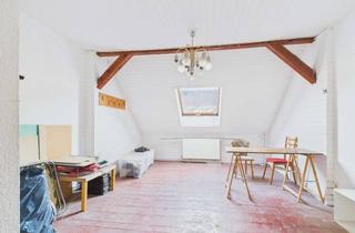Wohnung kaufen in 13585 Spandau, Teilausgebaute Dachgeschoss-Wohnung in Berlin-Spandau