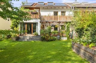 Haus kaufen in Wolfratshauser Str. 19 e, 82049 Pullach, Grünes Wohnen nahe München: Reiheneckhaus – Große Garten-Oase mit Teich, Fernwärme & PV-Anlage