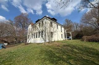 Haus kaufen in Paindkofener Str., 84103 Postau, 5.000 € MIETEINNAHMEN. Ehemaliges Schulgebäude mit parkähnlichem Grundstück.