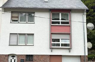 Haus kaufen in 54655 Kyllburg, Kyllburg - Zweifamilienhaus mit zwei Wohnungen, Garage und Stellplätzen in K