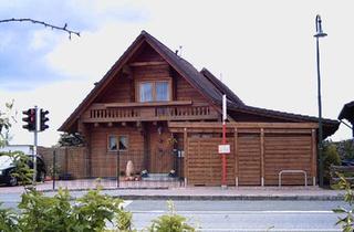 Haus kaufen in 25436 Uetersen, Uetersen - Schönes Blockbohlenhaus, vollunterkellert und mit kleinen Garten