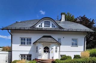 Villa kaufen in 65232 Taunusstein, Taunusstein - Charmante Villa mit ca. 275 m² Wfl, ELW & großem Garten