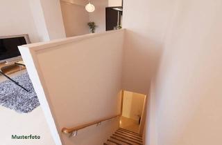 Wohnung kaufen in 61267 Neu-Anspach, Hier fehlt der letzte Schliff! Große Wohnung über 2 Etagen mit Balkon und Dachterrasse