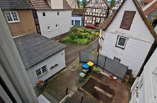 Haus kaufen in 35260 Stadtallendorf, Stadtallendorf - Charmantes Fachwerkhaus mit Innenhof, zwei Garagen und viel Poten