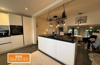Haus kaufen in 25451 Quickborn, Modern. Offen. Besonders. – Stilvolles Split-Level-Stadthaus mit Garten