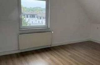 Wohnung mieten in Steile Str., 42277 Wuppertal, Schöne helle 2-ZimmerDachgeschoss-Wohnung, Küche, Diele, Bad in Wuppertal mit Weitblick