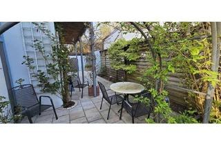 Wohnung kaufen in Rennfeldweg, 85435 Erding, Attraktive 2-3 Zimmer-Gartenwohnung mit Einbauküche und Carport in Erding