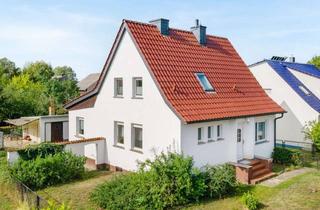 Einfamilienhaus kaufen in 15848 Friedland, Inkl. Keller, drei Garagen, Nutzgarten u.v.m.: Teil-saniertes Einfamilienhaus in Friedland