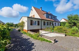 Doppelhaushälfte kaufen in 01689 Weinböhla, Doppelhaushälfte mit Entwicklungspotenzial auf großem Grundstück in Weinböhla!