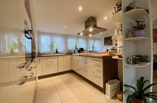 Wohnung kaufen in 70565 Stuttgart, Exklusives Wohnen unterm Dach – DG-Wohnung mit Balkon, EBK & 3 Parkplätzen