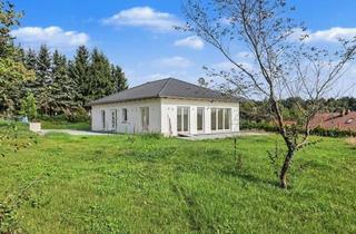 Haus kaufen in 94127 Neuburg, Lichtdurchfluteter Neubau-Bungalow: Barrierefreies Wohnen mit Weitblick ins Grüne