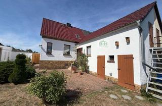 Doppelhaushälfte kaufen in 06766 Bitterfeld-Wolfen, Doppelhaushälfte mit großem Grundstück und zwei Garagen in Wolfen