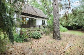 Einfamilienhaus kaufen in 12527 Berlin, Charmantes Einfamilienhaus mit Pool, Garage und Renovierungsbedarf im ruhigen Karolinenhof