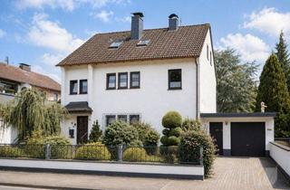 Haus kaufen in 40764 Langenfeld, Drei Wohneinheiten, drei Garagen, ein Traumgarten – Ihre Immobilienchance in Langenfeld