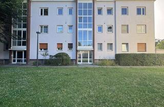 Wohnung kaufen in 12349 Buckow, Lichtdurchflutete Dachgeschosswohnung mit Balkon ins Grüne – ideal für Singles und Kapitalanleger