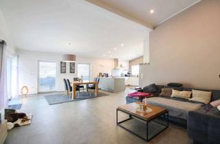 Haus kaufen in 35236 Breidenbach, Modernes Wohnen in ruhiger Feldrandlage – mit Lagerhalle, Wärmepumpe und Wallbox
