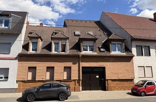 Anlageobjekt in 68239 Seckenheim, Vermietetes Zweifamilienhaus in zentraler Lage von Mannheim-Seckenheim