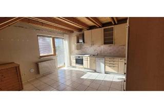 Wohnung mieten in Fliederweg, 97232 Giebelstadt, Tolle Randlage, zwei Balkone und Kachelofen – ideal für ein Paar oder eine Familie mit einem Kind