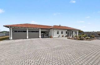 Haus kaufen in 35287 Amöneburg, Wohnen und Arbeiten in Roßdorf – exklusiver Bungalow mit Halle, Pool und ca. 2.929 m² Grundstück