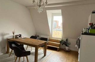 Wohnung kaufen in 90439 Nürnberg, Stilvoll kernsaniertes 3 1/2 Zi-Altbau-DG mit Wohnküche und Dachterrasse