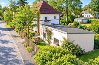 Haus kaufen in Prof.-Kurt-Huber-Str., 82166 Gräfelfing, Walmdach-Haus auf 1.241m² Grund! DG-Ausbau möglich! Nebengebäude mit 2-Zi-Einliegerwohnung!