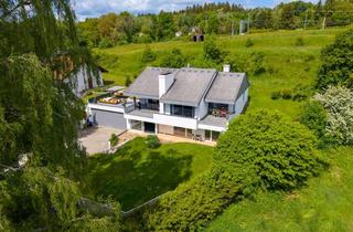 Villa kaufen in 82327 Tutzing, Moderne Villa mit großem Terrassen- und Poolbereich & Display-Garage für Oldtimer & Sportwagen