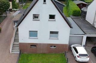 Haus kaufen in 58809 Neuenrade, Attraktives Zweifamilienhaus mit zwei Garagen auf Gartengrundstück mit Baulandreserve