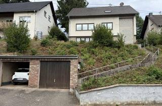 Haus kaufen in 66352 Großrosseln, Großrosseln: Vielseitiges Ein- bis Zweifamilienhaus mit 176 m², 2 Garagen, Terrasse und Garten