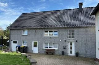 Bauernhaus kaufen in 58675 Hemer, Seltene Gelegenheit in Apricke: Großzügiges Baugrundstück mit privater Zufahrt und Bauernhaus