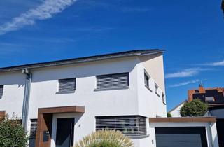 Haus mieten in 67354 Römerberg, Moderne Architekten-Doppelhaushälfte in Römerberg-Heiligenstein – 147 m², A+, PV, Garage