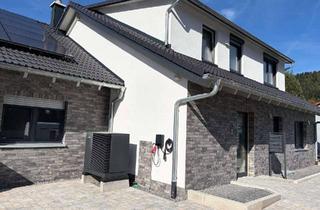 Wohnung mieten in Akazienweg 13, 77761 Schiltach, Modern wohnen: 3-Zimmer-Wohnung mit Balkon in Schiltach