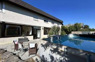 Wohnung kaufen in 88276 Berg, Berg: Außergewöhnliche 2,5-Zimmer-Hanggeschosswohnung mit eigenem Grundstück und Pool