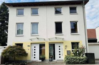Doppelhaushälfte kaufen in 63075 Bürgel, Doppelhaushälfte mit Dachterrasse, Keller, Sauna und Whirlpool, EBK, Photovoltaik, grüner Garten