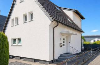 Haus kaufen in 40764 Langenfeld, Zwei Wohnungen, ein Zuhause: Zweifamilienhaus mit Traumgarten in Langenfeld-Reusrath