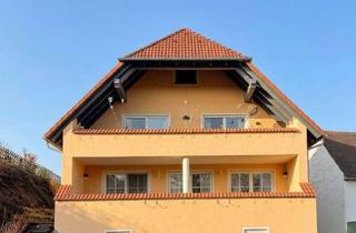 Haus kaufen in 91480 Markt Taschendorf, Gepflegtes Zweifamilienhaus mit sechs Stellplätzen im Gebotsverfahren. Bereits aufgeteilt in zwei Wo