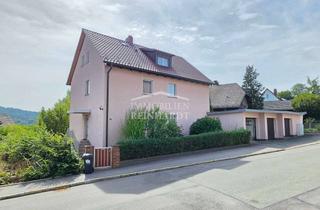 Haus kaufen in 96487 Dörfles-Esbach, Gepflegtes Raumwunder mit Potential, PV-Anlage und 3 Garagen in beliebter Lage!