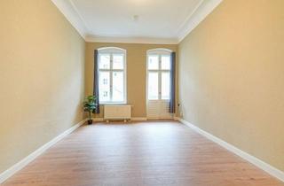 Wohnung kaufen in 10365 Lichtenberg, Charmante Altbauwohnung mit Dielen, Balkon und klassischem Wohngefühl