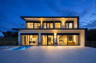 Villa kaufen in 73061 Ebersbach, Randlage trifft Architektur – moderne Architektenvilla mit unverbaubarer Aussicht, Pool und ELW